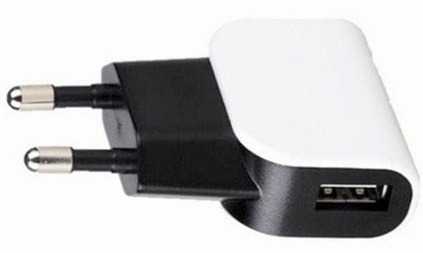 Napaječ USB cestovní 230V / 5V s USB konektorem.